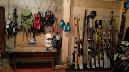 cave : placard combinaisons, racks à ski