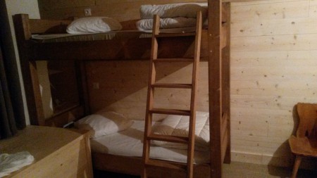 dortoir / 4 lits de 80 dont 2 rapprochables / wc + douche